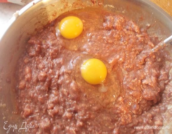 Всыпать овсянку в фарш, посолить, поперчить, добавить яйца и хорошенько перемешать. Оставить на час, за это время овсяные хлопья разбухнут и фарш станет гуще.
