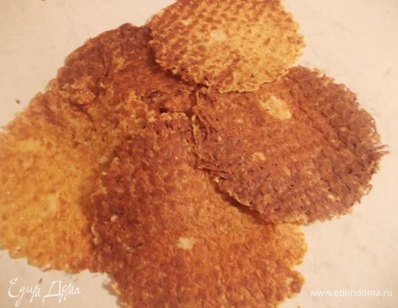 Тем временем, можно приготовить картофельные блинчики. Для этого нужно сварить картофель и взбить воздушное пюре,без комков,напоминающее крем. Пюре готовить с добавлением  молока и  сливочного масла. Разогреть вафельницу,смазать маслом. Из одной столовой ложки пюре,получается один блинчик.