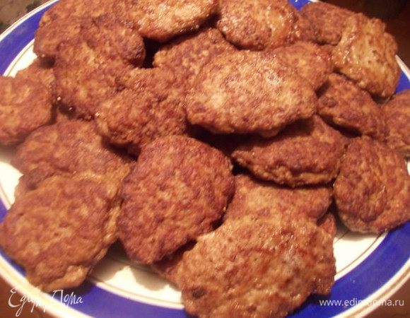 Затем,пожарить котлетки на на небольшом огне и на растительном масле. Они жарятся недолго. Вот сколько их получилось. Но к утру осталось меньше половины.