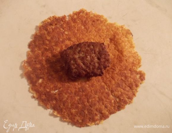 Затем заворачиваем котлетку в блин.