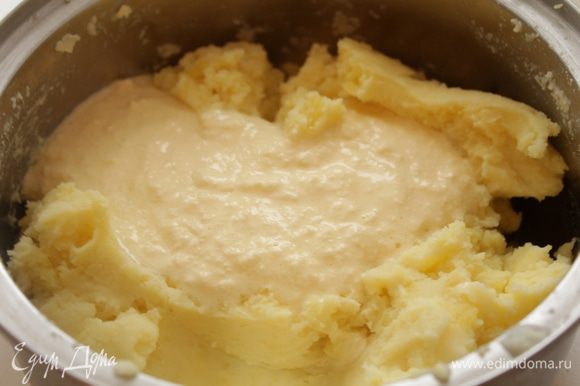 Желтково-масляную смесь добавить к картофелю.