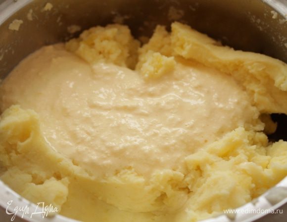 Желтково-масляную смесь добавить к картофелю.