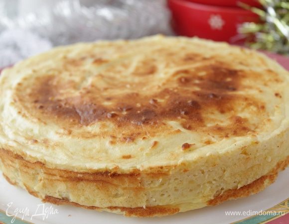Вынуть пирог из формы.
