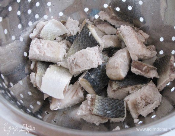 В небольшой кастрюльке вскипятить воду, посолить, выжать в нее сок лимона и положить рыбу. Довести до кипения и варить на небольшом огне 2 минуты. Откинуть рыбу на дуршлаг и охладить.