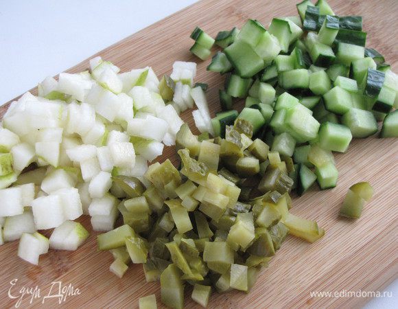 Порезать грушу, огурцы свежие и маринованные небольшим кубиком. Грушу лучше взять большую и твердую.