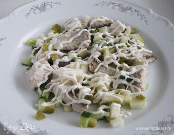 На сервировочное блюдо выложить половину салата, нанести майонезную сетку.