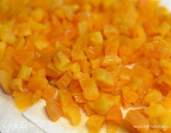 Курагу промыть, порезать на мелкие кусочки, залить ликером или просто вместо ликера подлить к кураге немного кипяченой воды с ванилью для вкуса и аромата. Дать настояться. У меня ночь в холодильнике.