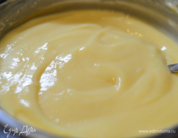 Готовим заварной крем. Подогреваем молоко. В отдельной посуде взбиваем яйца с сахаром, добавляем муку, крахмал, венчиком взбиваем до однородности, подливаем туда немного теплого молока, мешаем и выливаем в кастрюльку с теплым молоком, варим до первых пузырей и загустения, не забывая мешать венчиком. В конце добавляем ваниль по вкусу. Крем остужаем.