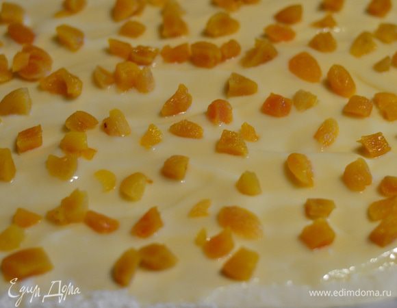 Затем обильно присыпать курагой. Можно добавить орехи, изюм, клюкву сушеную.