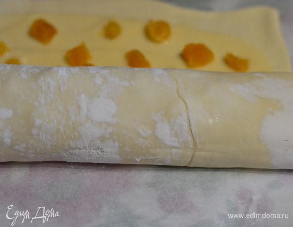 Завернуть аккуратно в рулет. Если хотите, чтобы рулет лучше резался, его можно положить минут на 15 в морозилку.