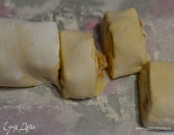 Порезать острым ножом на равные колечки.