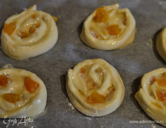 Слегка приплюснуть их рукой. У меня остался крем и я его еще чайной ложечкой добавила в булочки, чтобы его было побольше.