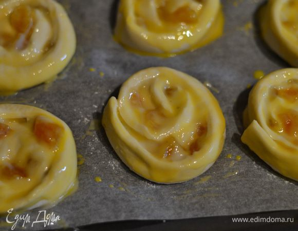 Смазать взбитым желтком и выпекать минут 20-25 при температуре 190-200 градусов до золотистого цвета.