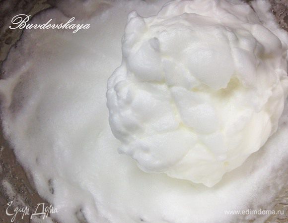 Отделить белки от желтков. Взбить белки до крепких пик и отставить в сторону.