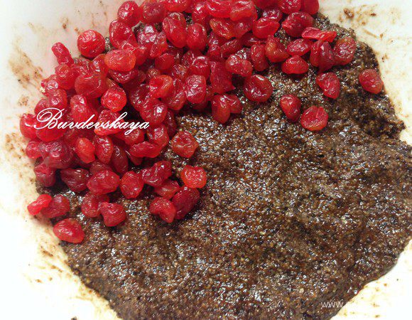 Добавить вишню и тщательно вымесить «тесто». Накрыть пищевой пленкой и убрать в холодильник на 30 минут. 