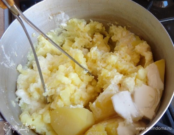 Сварить картошку и сделать пюре, добавив масло, сливки, соль и перец по вкусу.  (Мне почему-то настойчиво высвечивались граммы, но я не знаю, сколько граммов соли и тем более перца! Все по вкусу!) Чуть охладить.