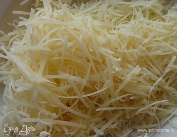 Натереть сыр на мелкой терке и добавить в пюре.