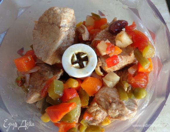 Сделать фарш. У меня свиной с добавлением моркови и горошка. В конце добавила еще пару ложек рубленых томатов.