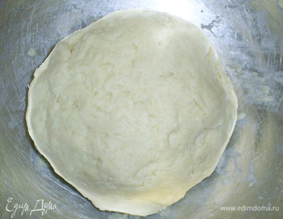 Из указанных продуктов приготовим песочное тесто. Маргарин (можно с успехом заменить маслом), растираем с сахаром, добавляем муку и растираем до получения крошки. Затем добавляем сметану (1-2 ложки) и быстро замешиваем мягкое тесто. Отправляем его в холодильник.