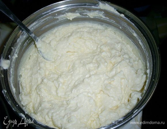 Для творожной начинки творог (лучше домашний) взбиваем блендером с сахаром, ванилином, яйцом, сметаной и крахмалом (я ложку набирала с горкой) до получения однородной массы.