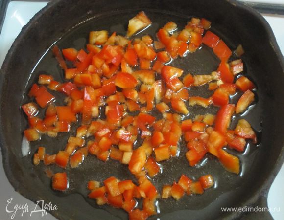 Выложить сладкий перец на сковороду с растительным маслом. Обжаривать 3 минуты.