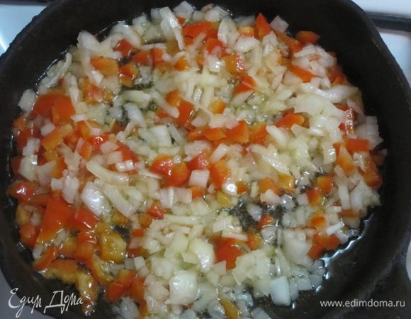 Добавить нарезанный лук, обжаривать вместе 5 минут.