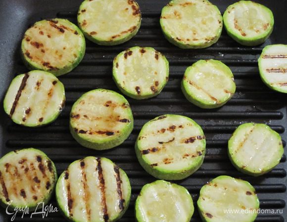 Кабачки нарезать кружками. Обжарить на сковороде-гриль с обеих сторон.