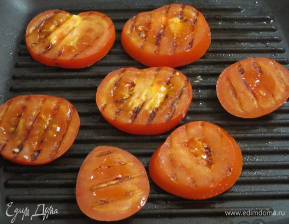 Помидор тоже нарезать кружками и обжарить на сковороде-гриль.
