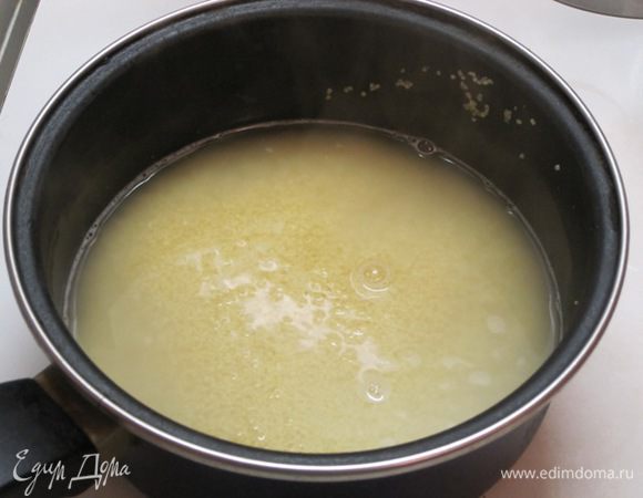 Залить 1,5 стаканами кипятка. Закрыть крышкой и оставить на 5 минут.