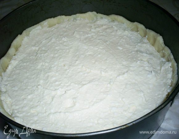 Распределяем равномерно творожную начинку.