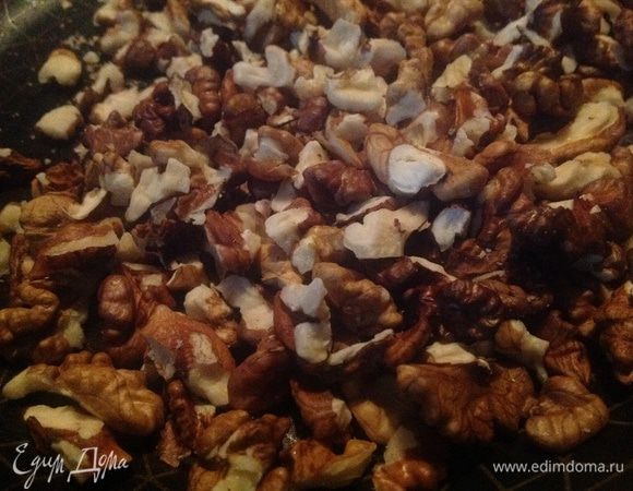 Орехи очистить, и высыпать на раскаленную сковородку.