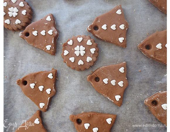 Раскатываем тесто и вырезаем фигурки.