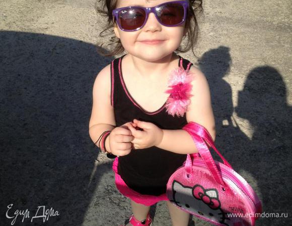 Печенье можно украсить на Ваш вкус. Это может быть глазурь и так далее. У меня сахарные сердечки.
По желанию можно добавить корицу, гвоздику, мускатный орех. Я не добавляла.
И наконец та, для которой готовилось это печенье, наша Маргаритка.