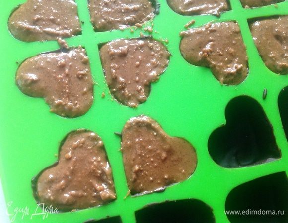 Достать формочки из морозилки, и напомлнить их пралине.