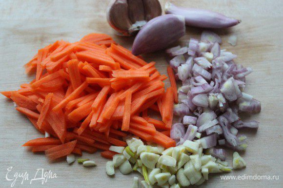Морковь нашинковать соломкой, лук и чеснок мелко порубить...