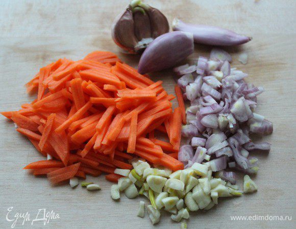 Морковь нашинковать соломкой, лук и чеснок мелко порубить...