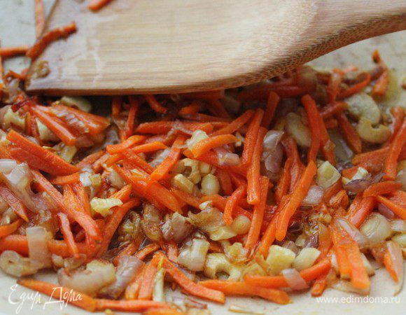 На оливковом масле обжарить морковь и лук в течение 5 минут, добавить чеснок и жарить еще 2 минуты. Переложить овощи в миску.