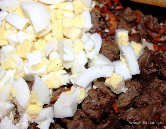 Яйца сварить в течение 10 минут, охладить, очистить и крупно порубить или размять вилкой. Добавить к печени, заправить солью и перцем, перемешать.