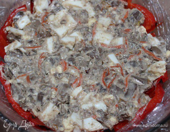 Готовый салат заправить 2-3 ст.л. майонеза. Я делала майонез по рецепту Маруси  (Buvdevskaya) http://www.edimdoma.ru/retsepty/57293-domashniy-mayonez   Выложить салат на перцы.