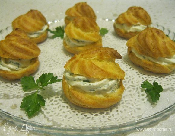 Для крема смешать творожный сыр, сметану , давленный чеснок и мелко порубленную зелень. По желанию немного посолить. Срезать у эклеров крышечку, заполнить начинкой и подавать.  Приятного аппетита !!! 