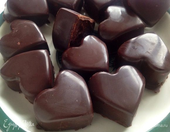 Извлечь конфеты из формочек и хранить в холодильнике не больше недели!:)