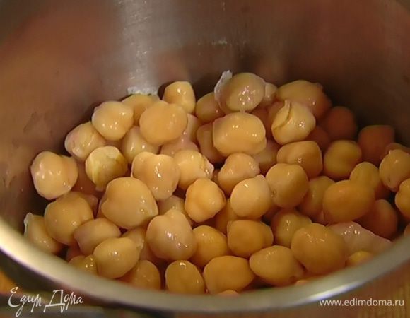 Нут замочить на ночь, затем воду слить, а горох промыть, залить свежей водой и отварить до готовности.