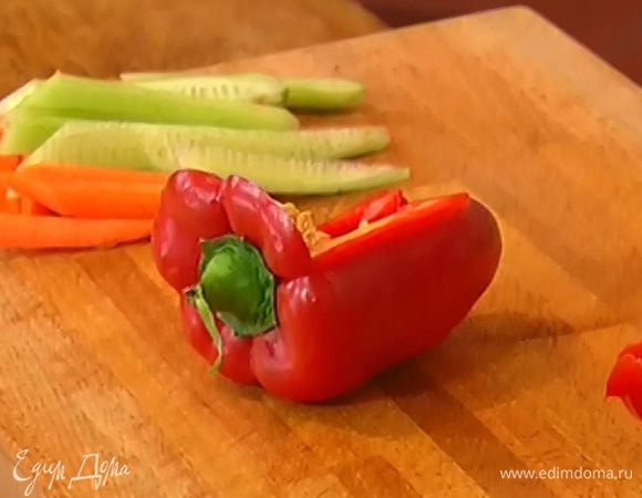 У сладкого перца удалить семена и плодоножку.