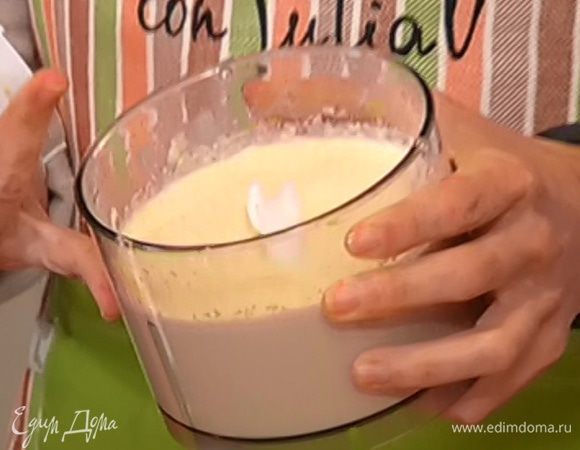 Приготовить хумус: соединить в блендере отваренный нут с йогуртом и пастой тахини, добавить лимонный сок, цедру и оливковое масло, взбить все в однородную массу.