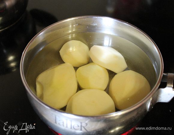 Картофель очистить, залить водой. И поставить на средний огонь. Как только закипит, варить 10 минут.