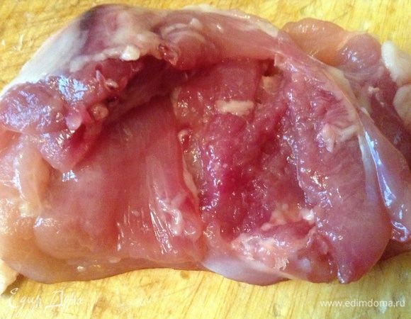 Разобрать филе куриных бедрышек, вырезать все хрящики. Если получится - разрезать, как карман. Посолить.