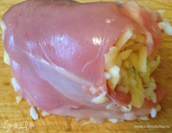 Положить начинку в подготовленные филе (примерно по 2 ст. ложки, можно больше), скрепить зубочисткой.