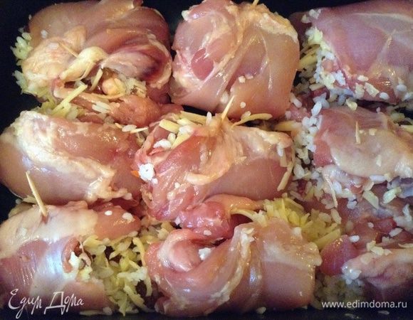 Сложить нафаршированные кусочки в форму для запекания.