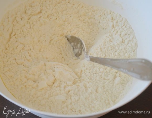 Смешать сахар, ледяной маргарин и муку в миске. Руками растереть в крошку.