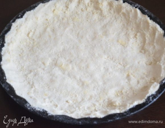 Выложить крошку в форму 28 см и руками прижать, утрамбовать! Убрать в холодильник на 20 минут.